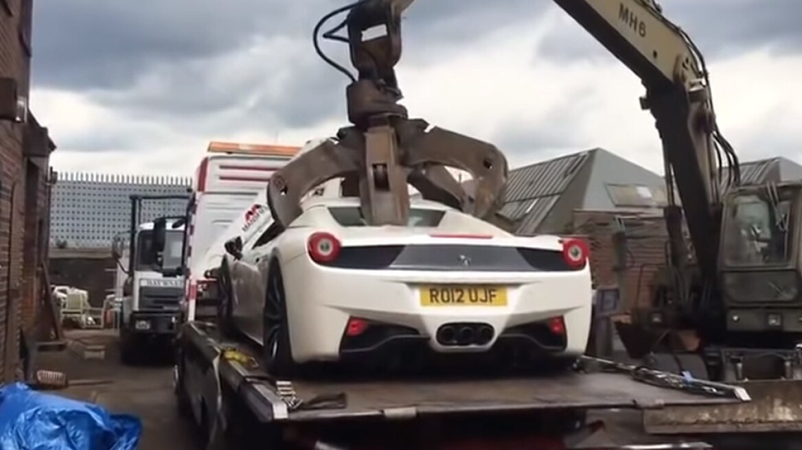 Απίστευτο: H αστυνομία του κατέστρεψε τη Ferrari 