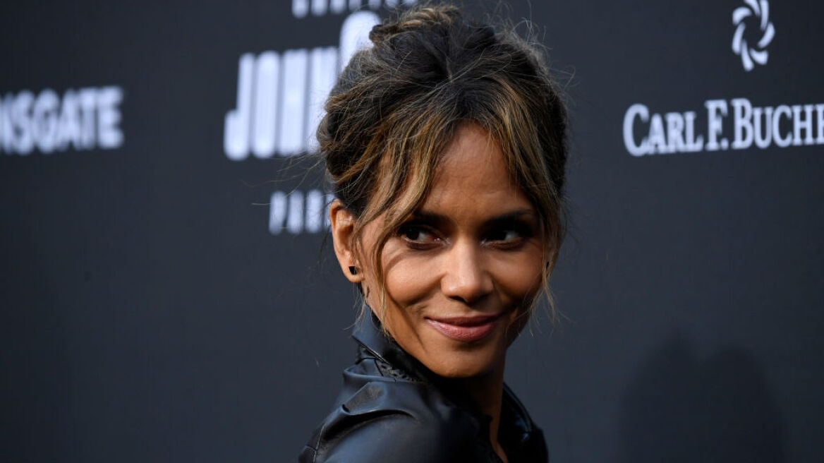 Η Halle Berry γυμνάζεται στην παραλία και μας δείχνει το κομψό nude μαγιό της