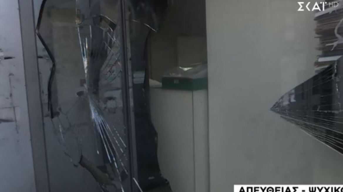 Παρέμβαση με... ζημιές και συνθήματα στην Εφορία του Ψυχικού