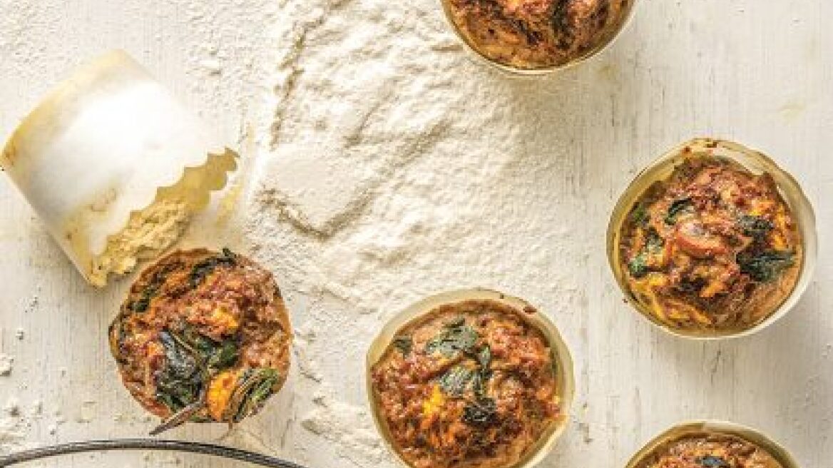 Η συνταγή της ημέρας: Μίνι κέικ με κιμά, σπανάκι και μανιτάρια