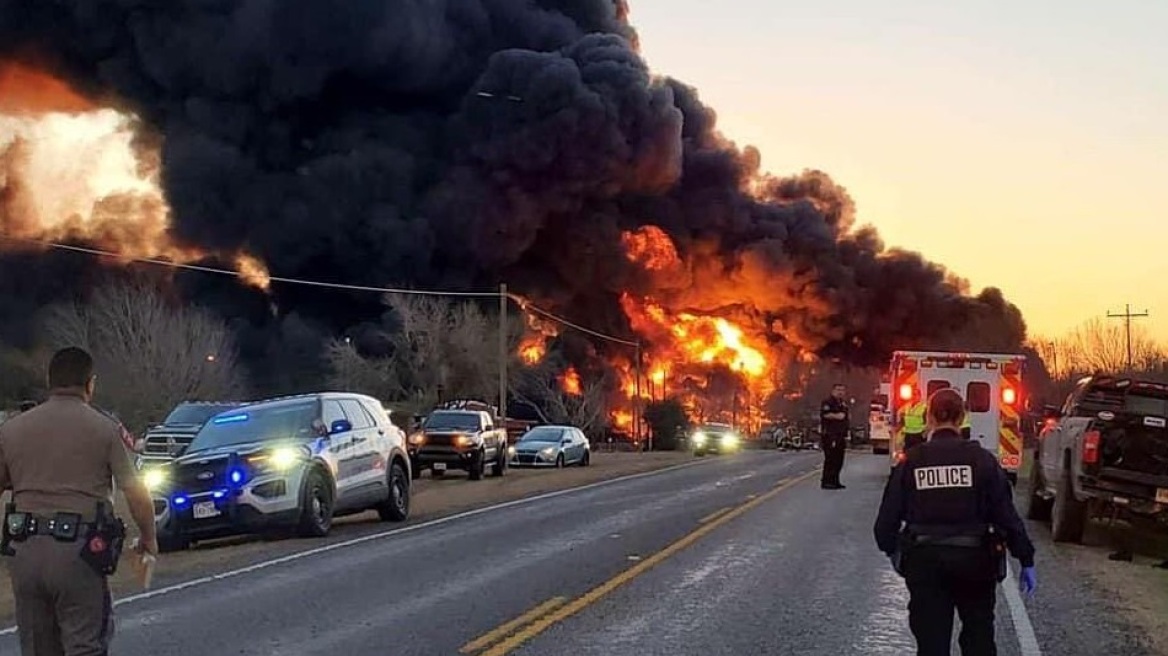 ΗΠΑ: Μεγάλη έκρηξη από τη σύγκρουση τρένου με νταλίκα στο Τέξας
