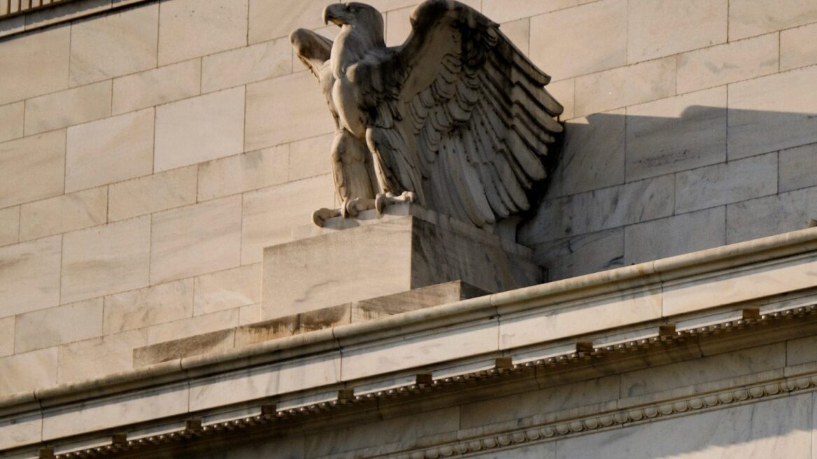 Δημοσιονομική «βόμβα» πυροδοτούν οι αποδόσεις των ομολόγων