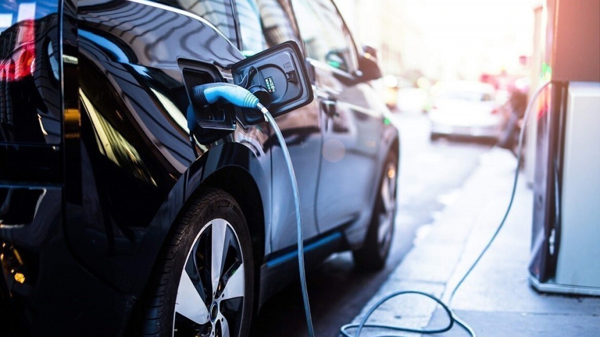 Ιδού ποιοι αγοράζουν με... μανία ηλεκτρικά ΙΧ!