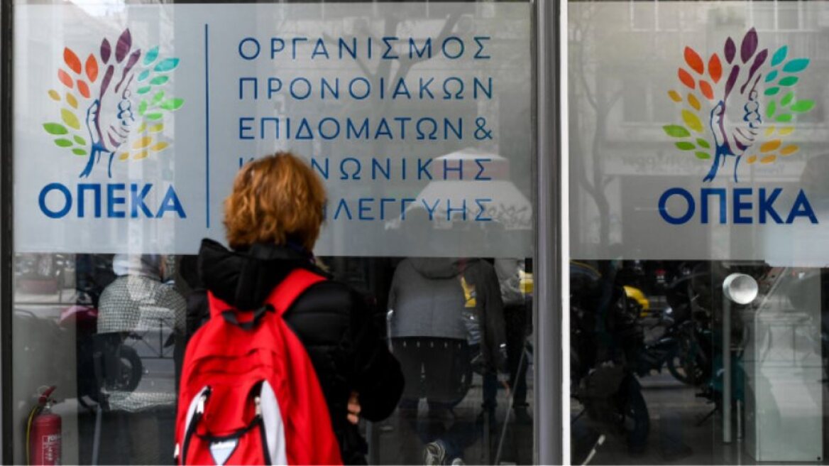 Επιδόματα ΟΠΕΚΑ: Ποιοι πάνε ταμείο σήμερα – Τι αλλάζει στη διαδικασία των αιτήσεων