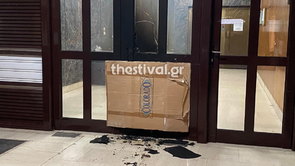 Θεσσαλονίκη: Επίθεση με γκαζάκια σε είσοδο πολυκατοικίας