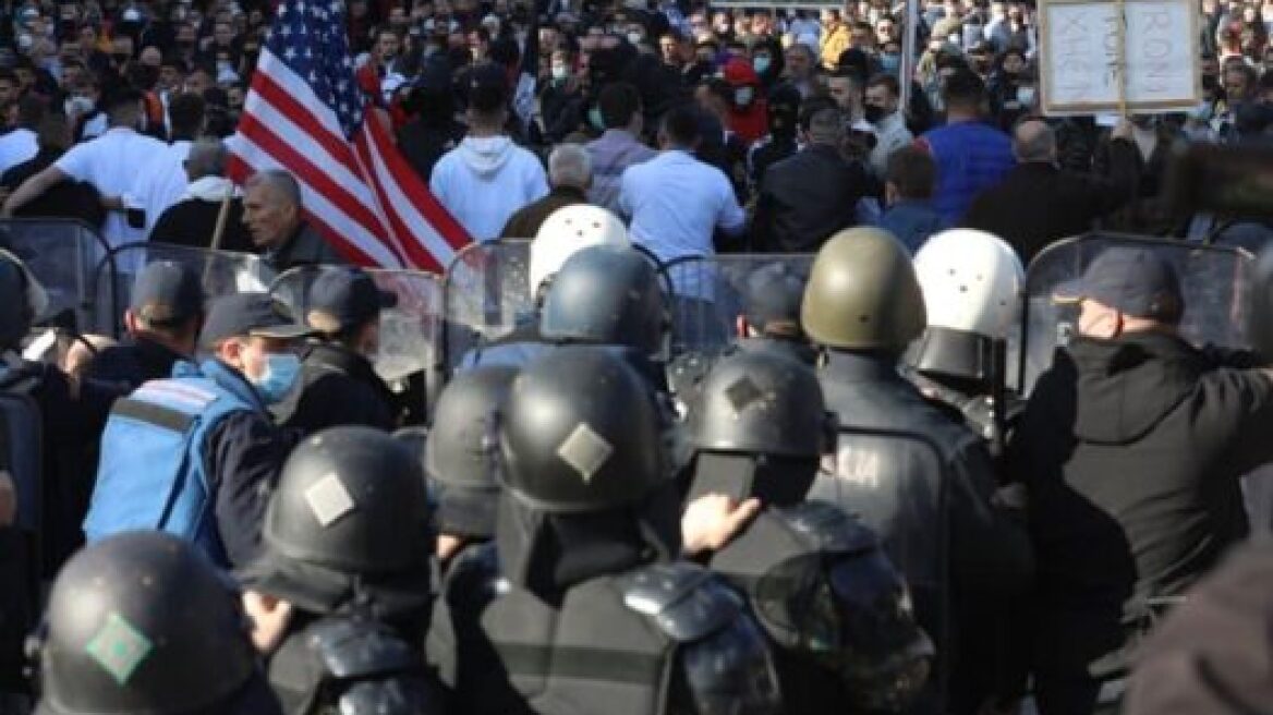 Βίντεο: Επεισοδιακή διαδήλωση Αλβανών στα Σκόπια