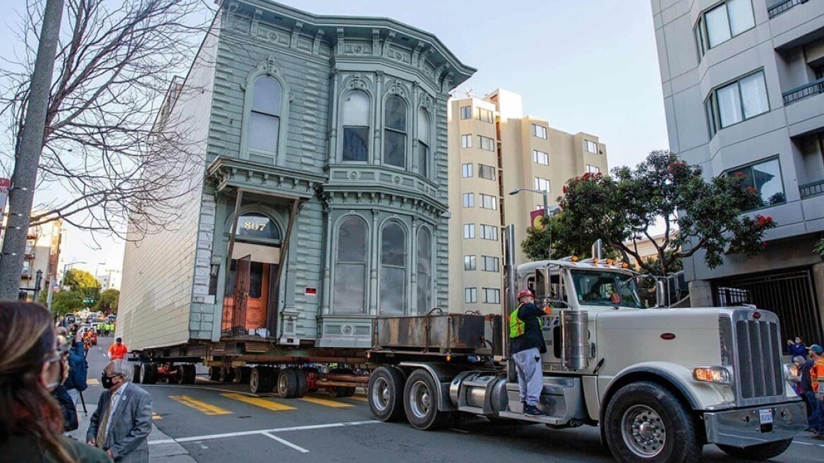 Απίστευτο: Μετέφεραν ολόκληρο σπίτι με φορτηγό - Χαμός στο κέντρο της πόλης (video)