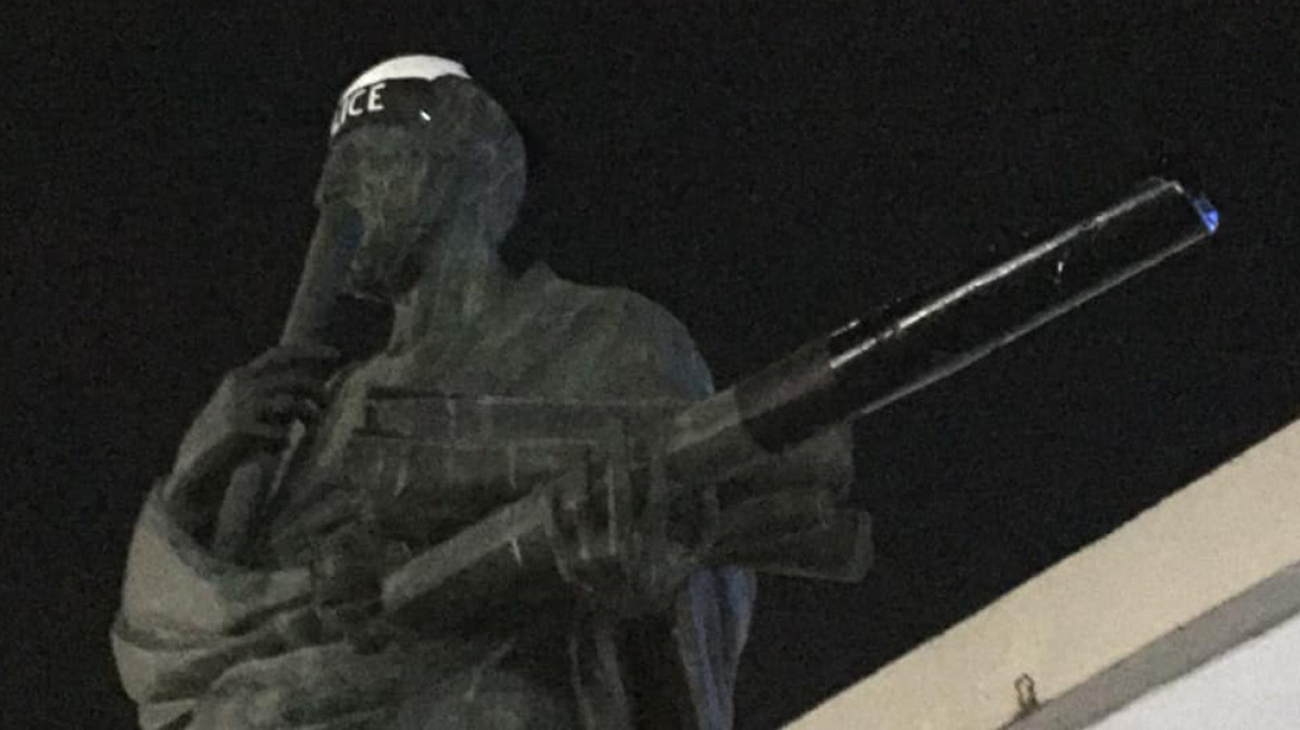 Θεσσαλονίκη: Φοιτητές βανδάλισαν το άγαλμα του Αριστοτέλη - Τον έντυσαν στρατιώτη