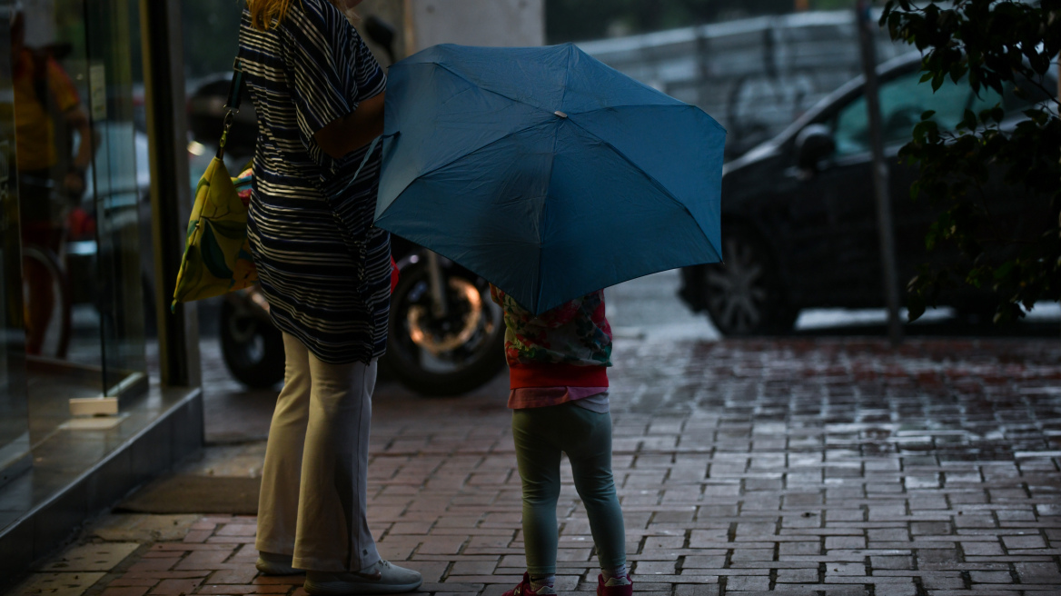 Καιρός: Χειμωνιάτικο το σκηνικό σήμερα με βροχές και πτώση της θερμοκρασίας