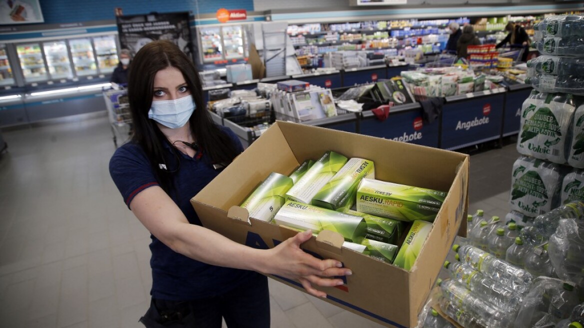 Κορωνοϊός - Γερμανία: Χαμός στα σούπερ μάρκετ όπου άρχισαν να πωλούνται rapid test