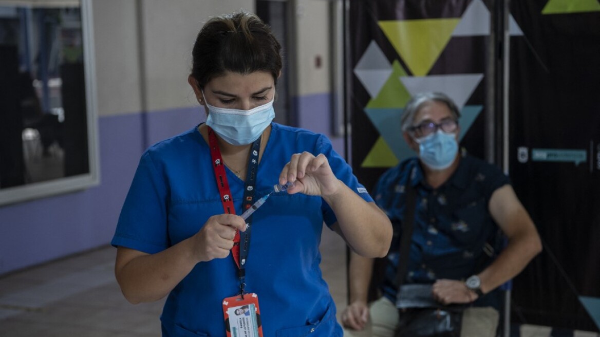 Η Χιλή δώρισε 40.000 δόσεις εμβολίων σε Ισημερινό και Παραγουάη
