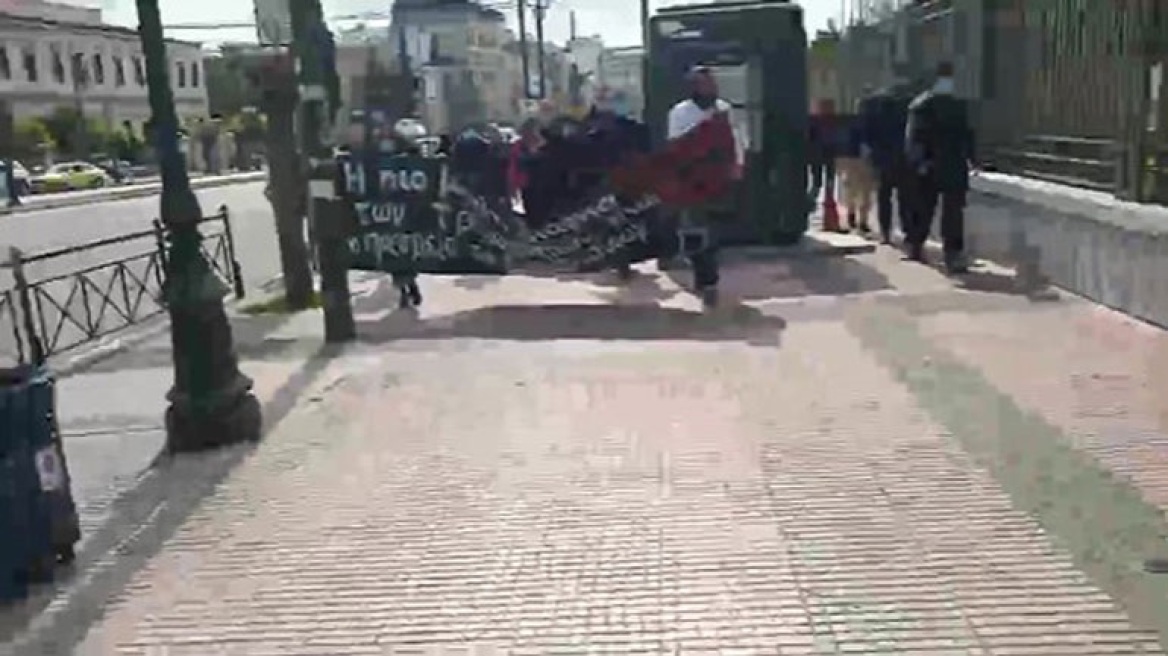 Ομάδα αλληλέγγυων στον Δημήτρη Κουφοντίνα κινήθηκε με πανό και συνθήματα προς την αμερικανική πρεσβεία