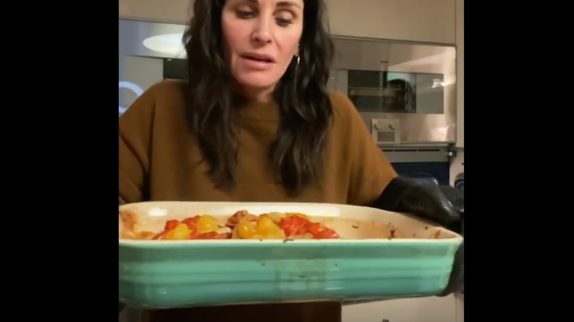 Η Μόνικα από «Τα Φιλαράκια» μαγειρεύει ψάρι με ντοματίνια