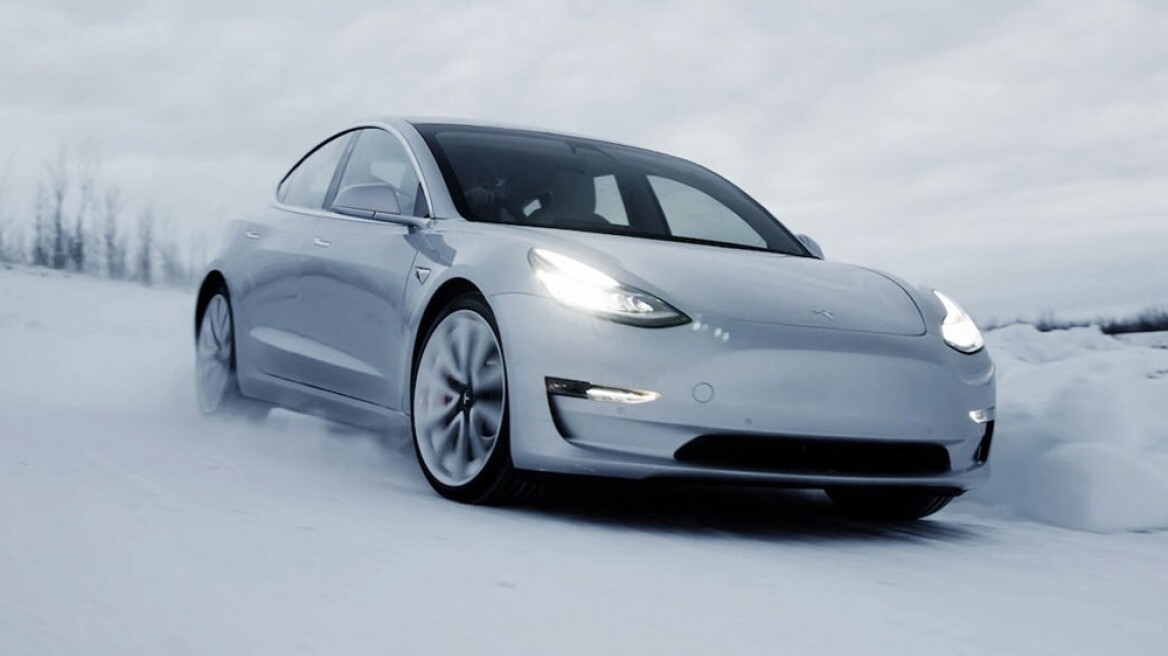 Ο απίστευτος τρόπος που ένα Tesla διώχνει από πάνω του πάγο και χιόνι (video)