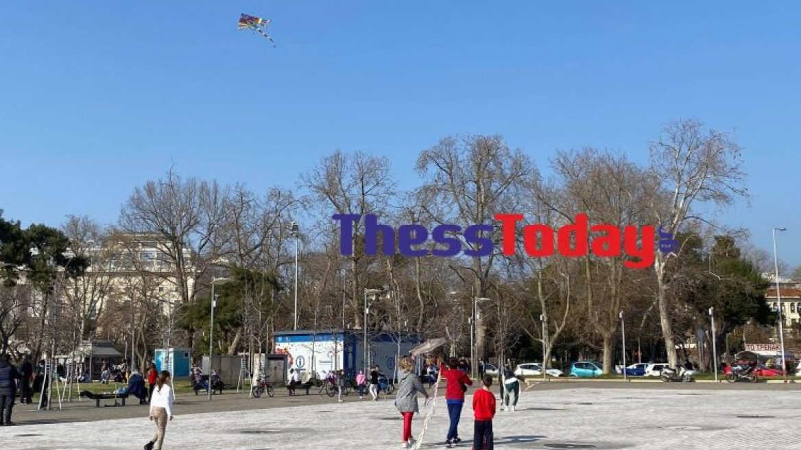 Θεσσαλονίκη: Ξεχύθηκαν στη Νέα Παραλία και πέταξαν χαρταετούς