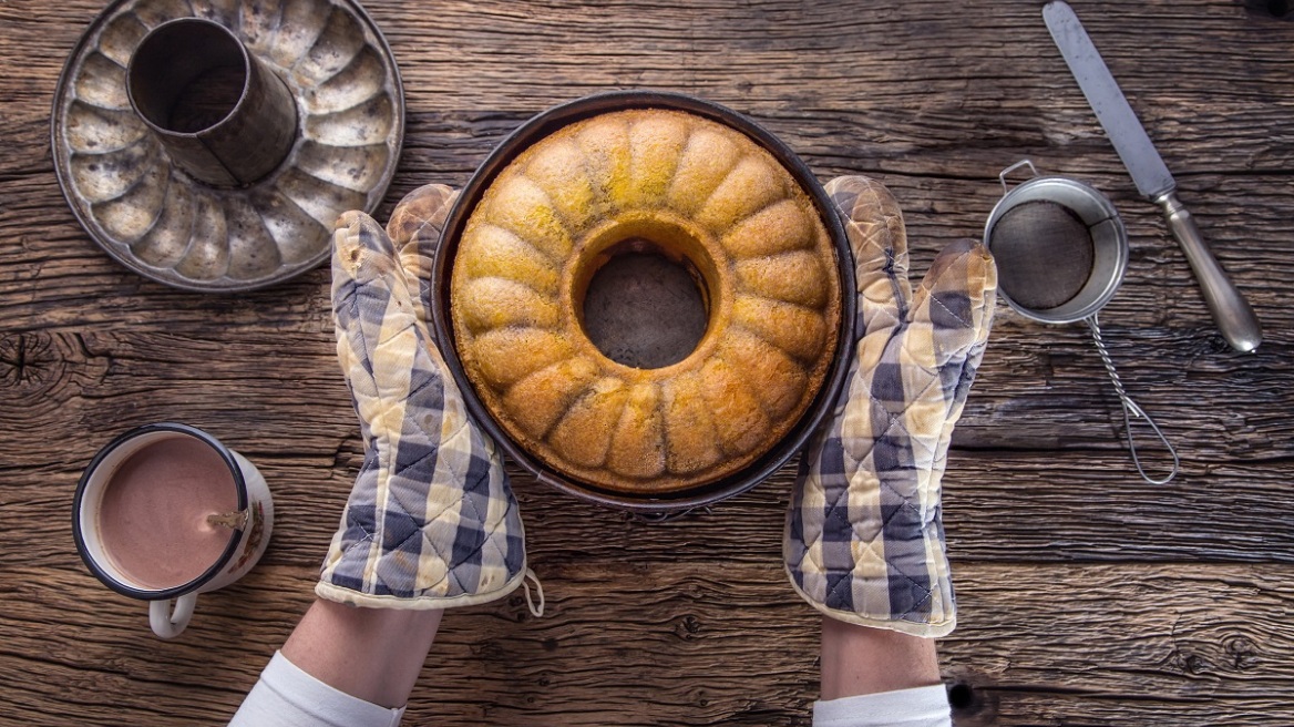 Πώς να βγάλετε το κέικ από τη φόρμα, χωρίς να σπάσει