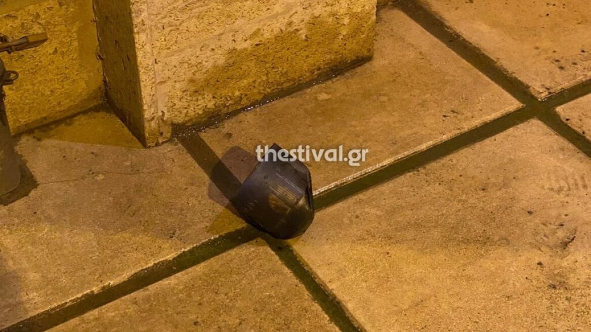 Θεσσαλονίκη: Εμπρηστική επίθεση με γκαζάκια σε πολυκατοικία (βίντεο και φωτό)