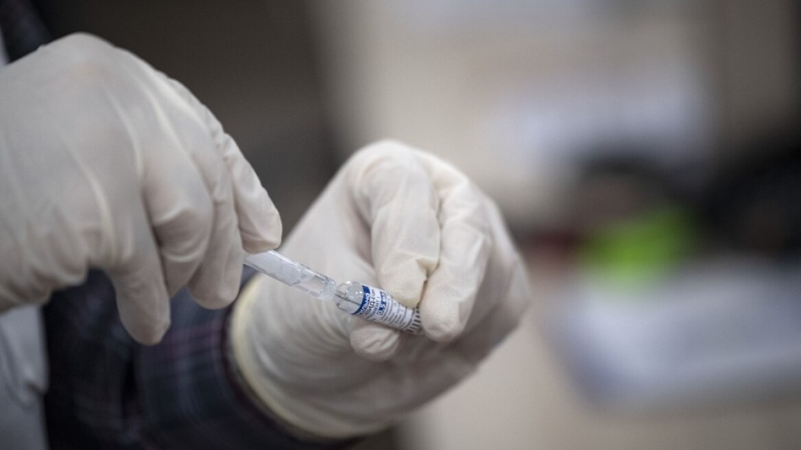 Κορωνοϊός - Ρωσία: Κανένας θάνατος από εμβολιασμούς με ρωσικά εμβόλια - Στο 0,1% οι παρενέργειες