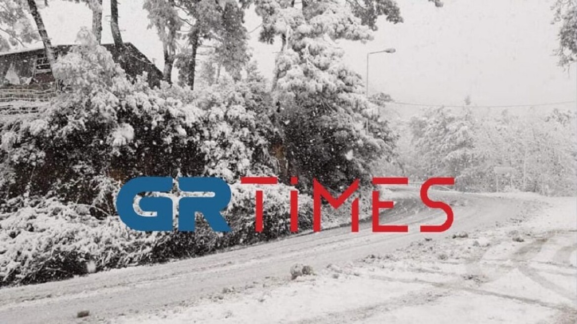 Καιρός - Πρωτοφανής χιονόπτωση στη Θάσο: Στα λευκά το νησί - Εντυπωσιακές εικόνες 