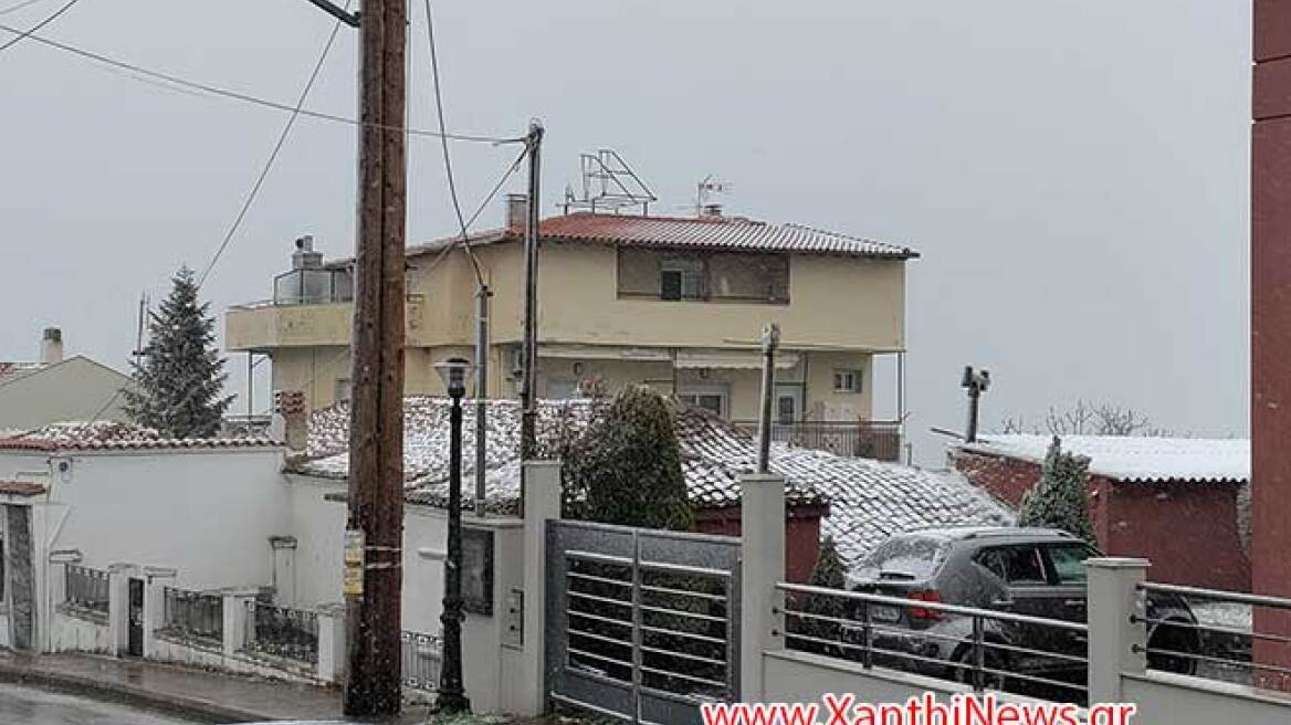 Καιρός - Ξάνθη: Κατακόρυφη πτώση της θερμοκρασίας μέσα σε μια ώρα - Xιoνίζει ακόμη και στο κέντρο της πόλης 