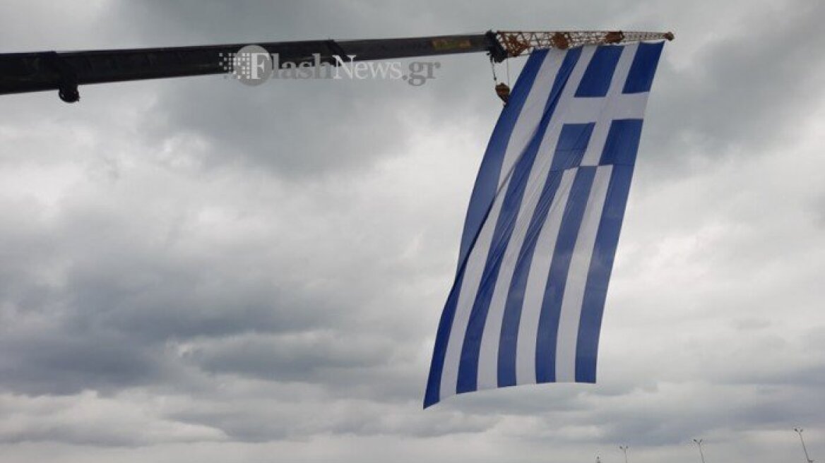 200 χρόνια από την Επανάσταση του 1821: Σήκωσαν με γερανό τεράστια ελληνική σημαία στο Ρέθυμνο