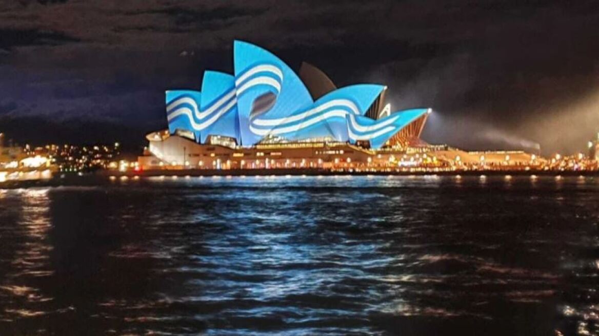 Στα γαλανόλευκα για την 25η Μαρτίου η Όπερα του Σίδνεϊ – Δείτε φωτογραφίες και βίντεο