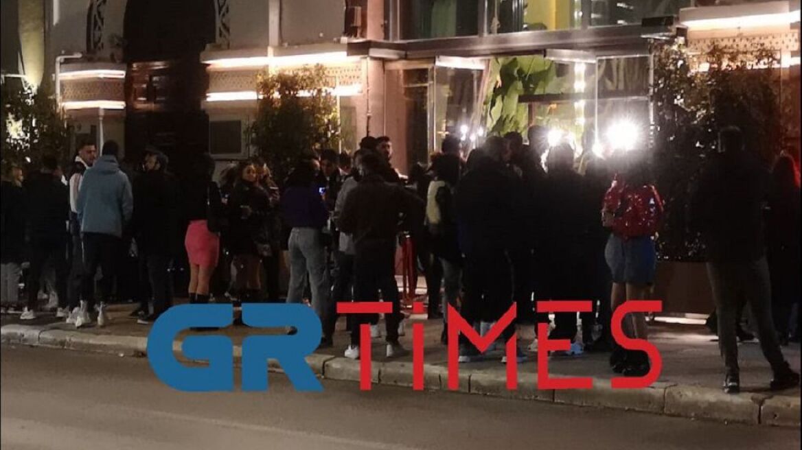 Θεσσαλονίκη: «Έφοδος» της Αστυνομίας για συνωστισμό έξω από καφέ-μπαρ