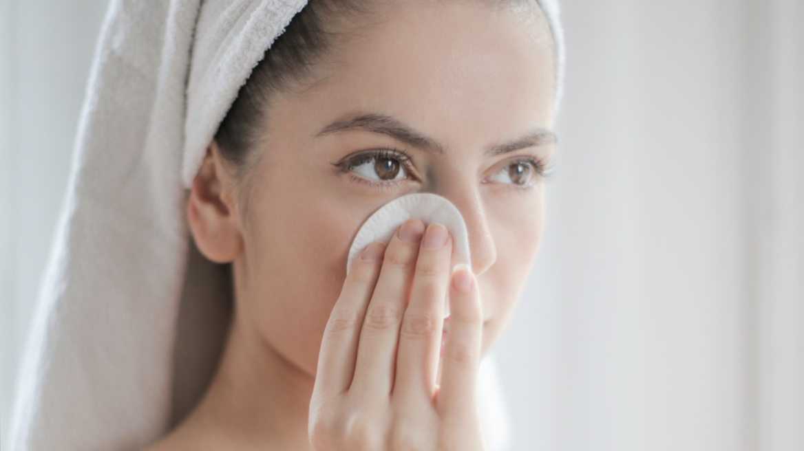 Τα καθαριστικά προσώπου που ξεχωρίζουμε αυτό το διάστημα