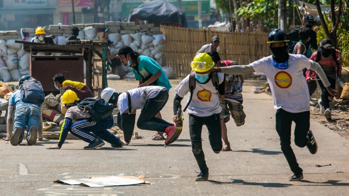 Καταδικάζουν τη χούντα της Μιανμάρ 12 αρχηγοί ΓΕΕΘΑ 