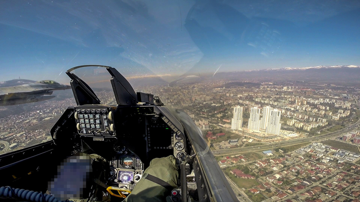 Ελληνικά F-16 πέταξαν πάνω από τα Σκόπια για τον ένα χρόνο από την ένταξη στο ΝΑΤΟ