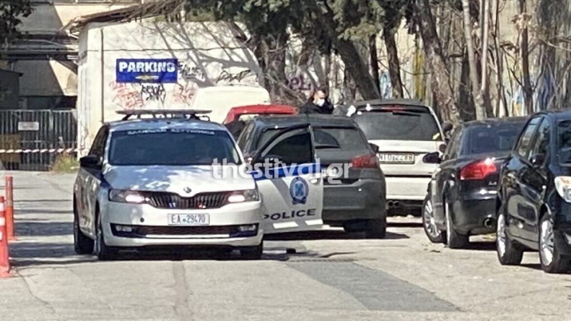 Θεσσαλονίκη: 36χρονος βρέθηκε νεκρός έξω από το αυτοκίνητό του