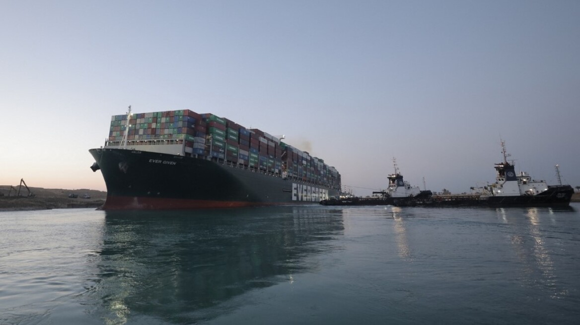 Σουέζ: Μετά από το μεσημεριανό θρίλερ, το Ever Given ταξιδεύει χωρίς την βοήθεια ρυμουλκού 