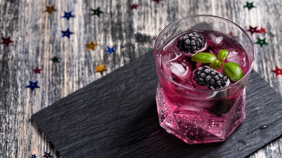 Hard seltzer: Γιατί θεωρείται η νέα τάση στα αλκοολούχα ποτά;