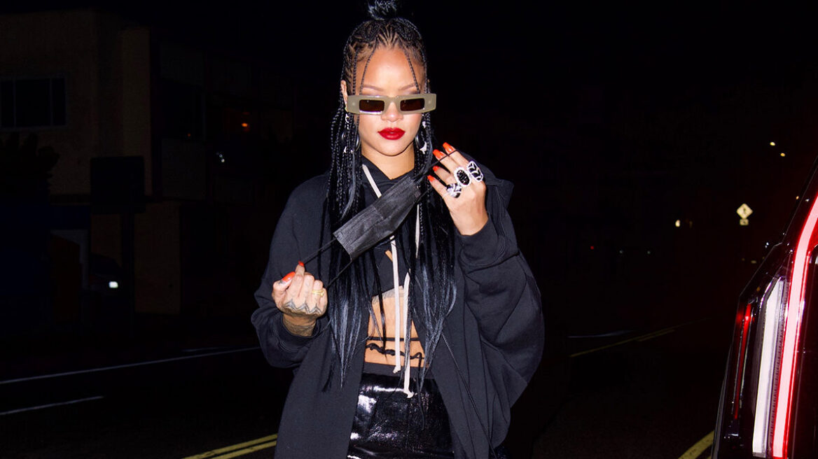 H Ριάνα φόρεσε το πιο μικροσκοπικό μίνι με το πιο μακρύ πανωφόρι