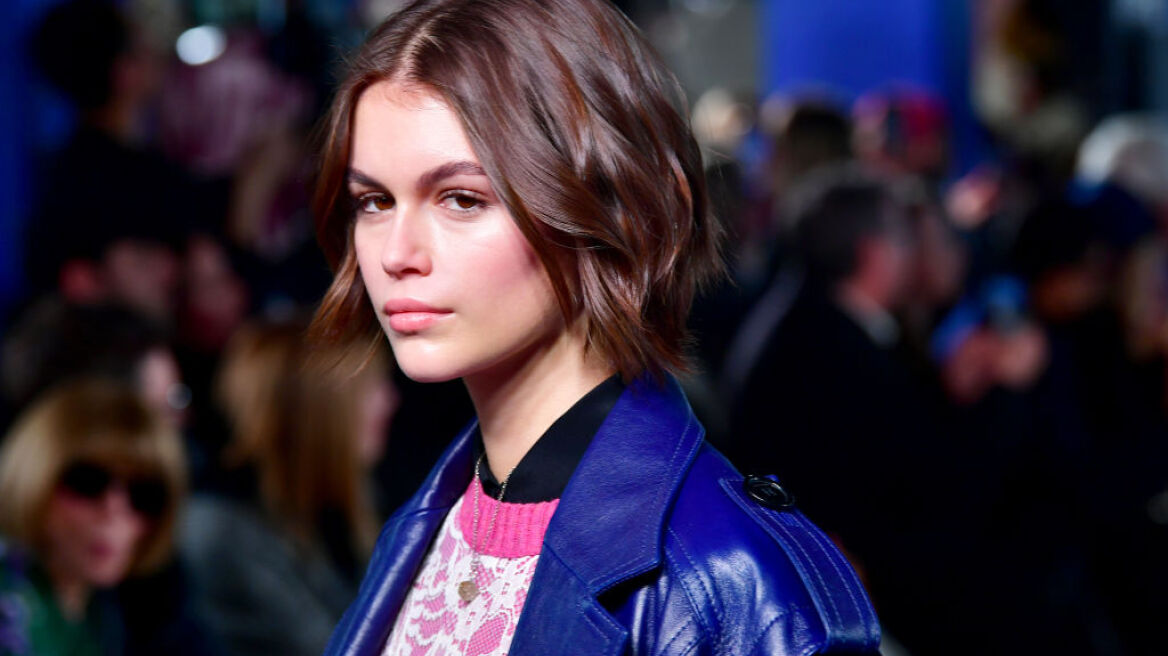 H Kaia Gerber ποζάρει τόπλες για τον Calvin Klein