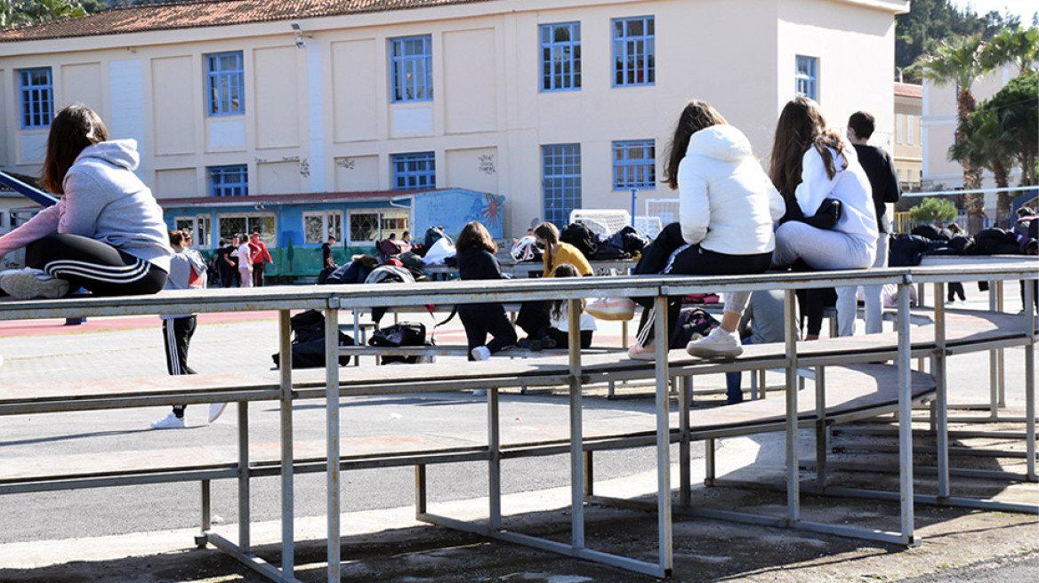 Πελώνη για σχολεία: Στόχος να ανοίξουν στις 12 Απριλίου με self test - Προέχουν τα Λύκεια 