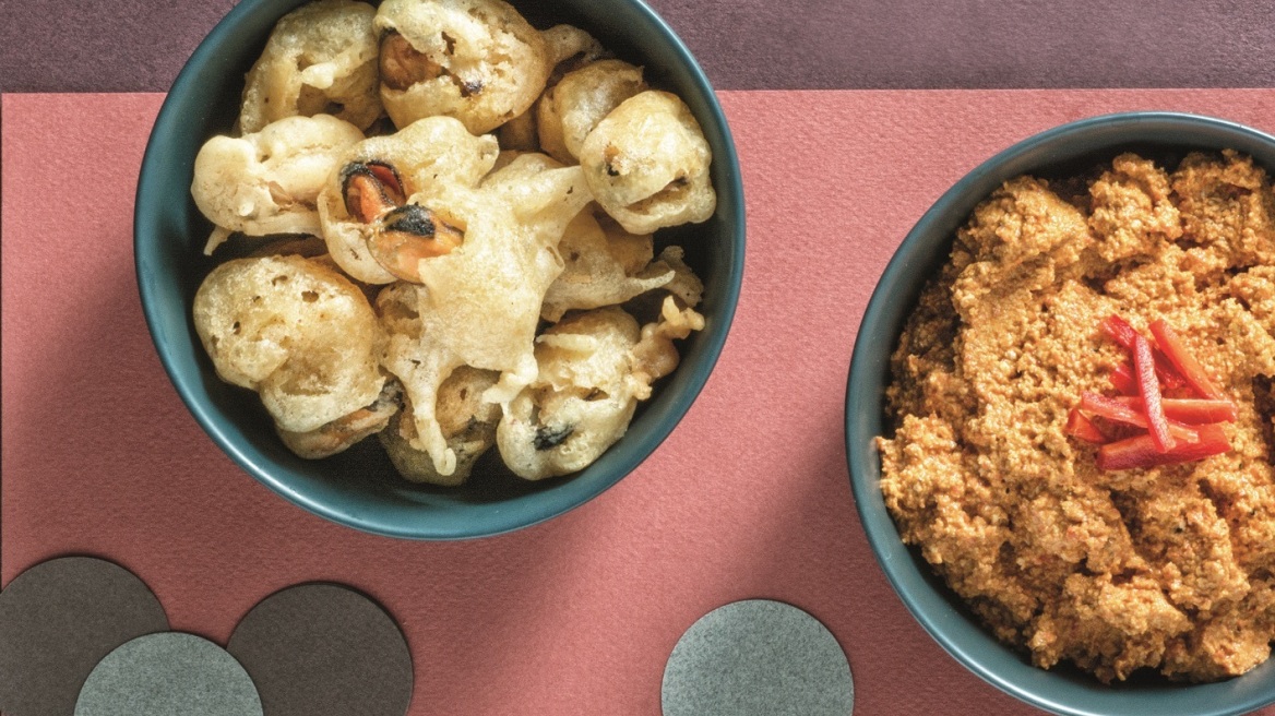 Μύδια σε κουρκούτι μπίρας με ντιπ πιπεριάς Φλωρίνης