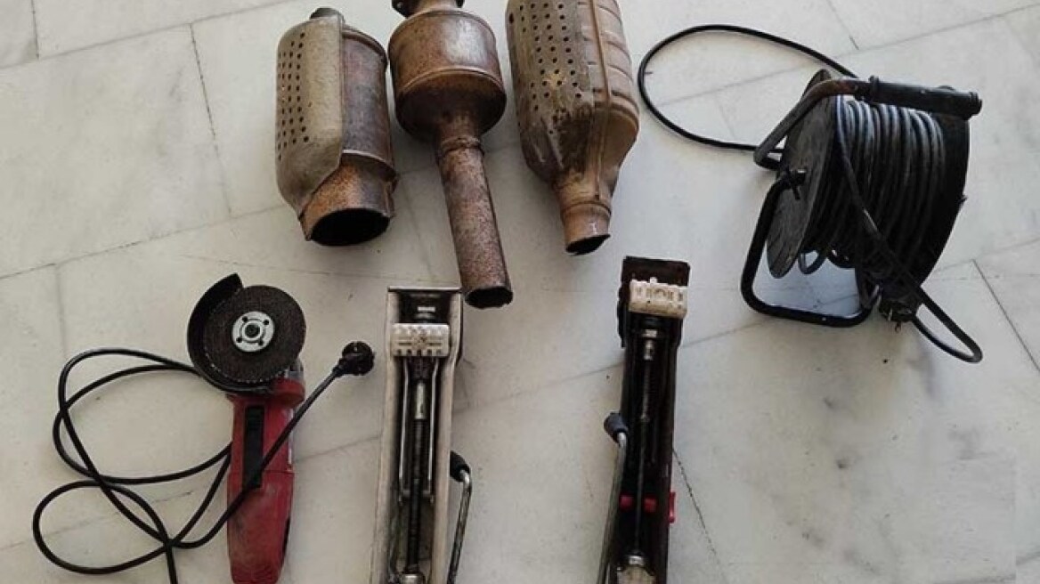 Αλλοδαποί ξήλωναν καταλύτες οχημάτων στη Βέροια