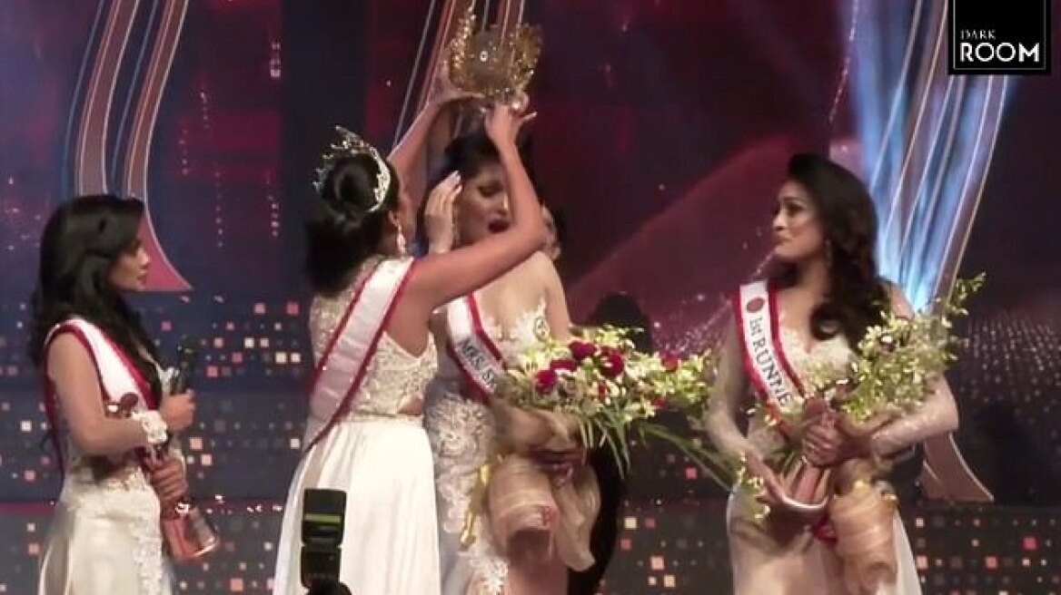 «Ξεμαλλιάστηκαν» στην πασαρέλα - Χειροπέδες στη Μις Κόσμος που «ξερίζωσε» το στέμμα από νικήτρια σε καλλιστεία