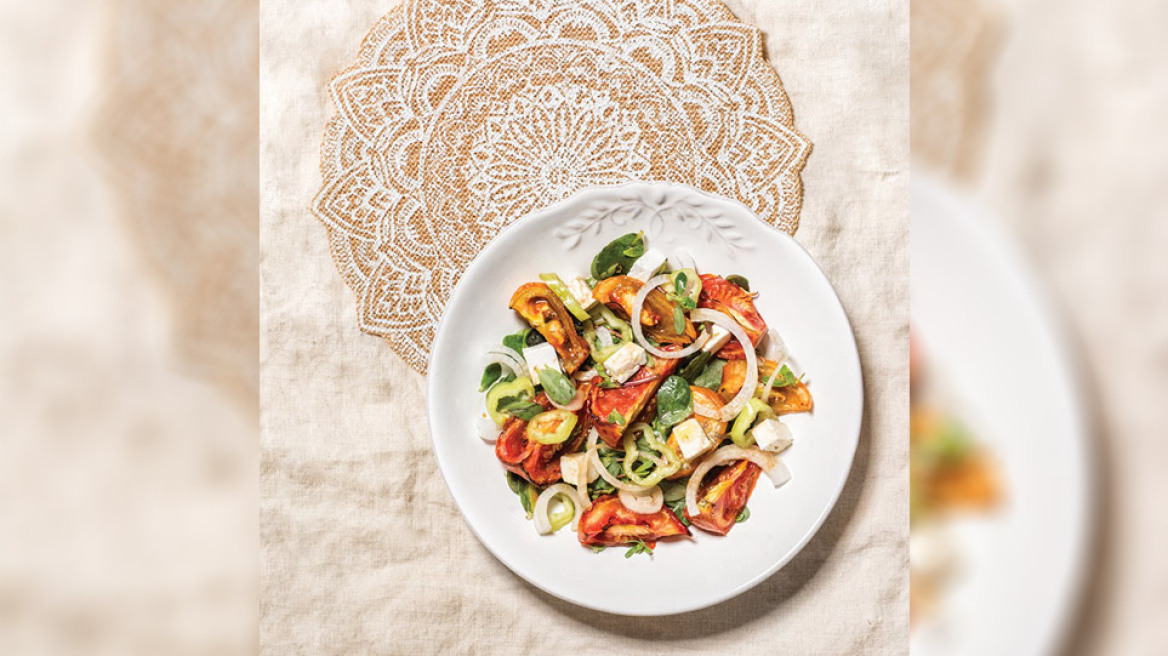 Σήμερα φτιάχνουμε: Χωριάτικη σαλάτα με φουρνιστές ριγανάτες ντομάτες