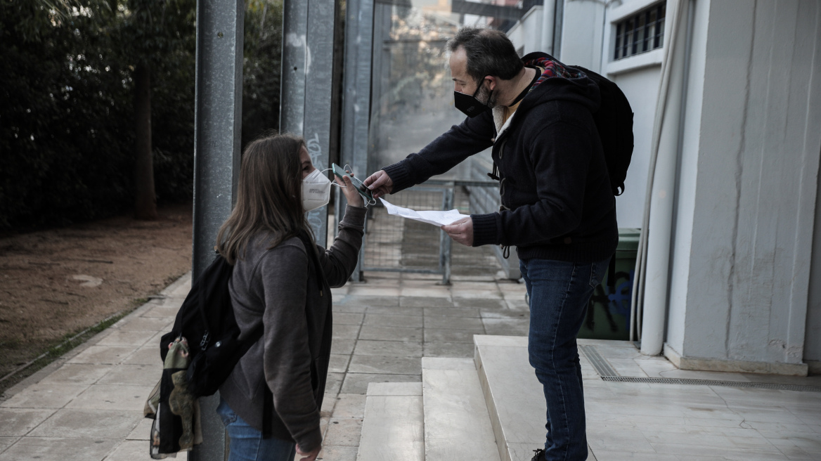 Self tests: Μαθητές και εκπαιδευτικοί τα διαφημίζουν στα κοινωνικά δίκτυα