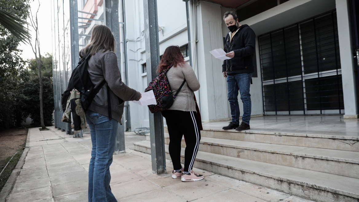 Πρεμιέρα με το δεξί για τα Λύκεια: Μεγάλη προσέλευση και μόλις 613 κρούσματα 
