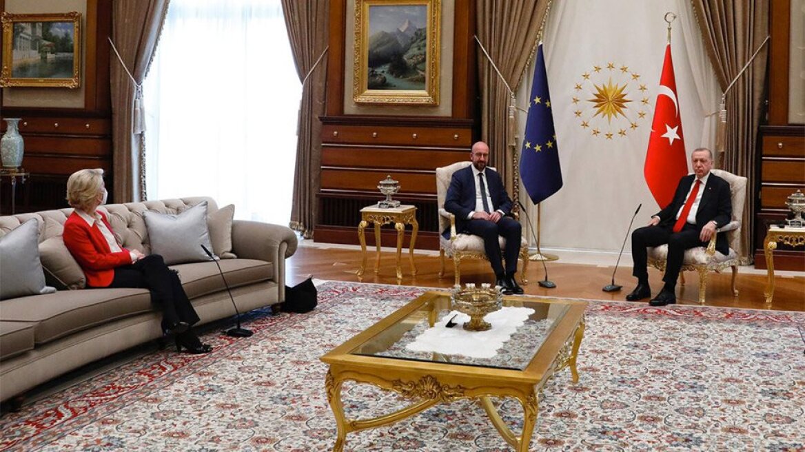 Sofagate: «Ντρίμπλες» Σαρλ Μισέλ με το πρωτόκολο  για να διατηρήσει προβάδισμα απέναντι στην φον ντερ Λάιεν