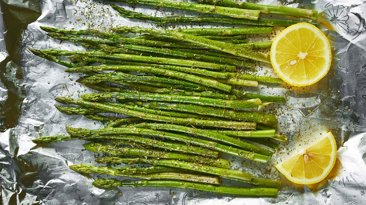 Ψήνουμε σπαράγγια στο αλουμινόχαρτο