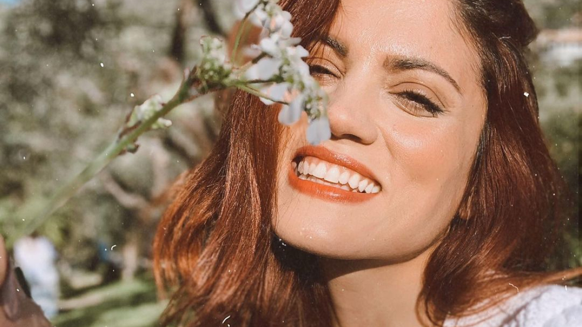 Η Μαίρη Συνατσάκη υιοθέτησε την πιο δημοφιλή τάση της σεζόν στα νύχια της