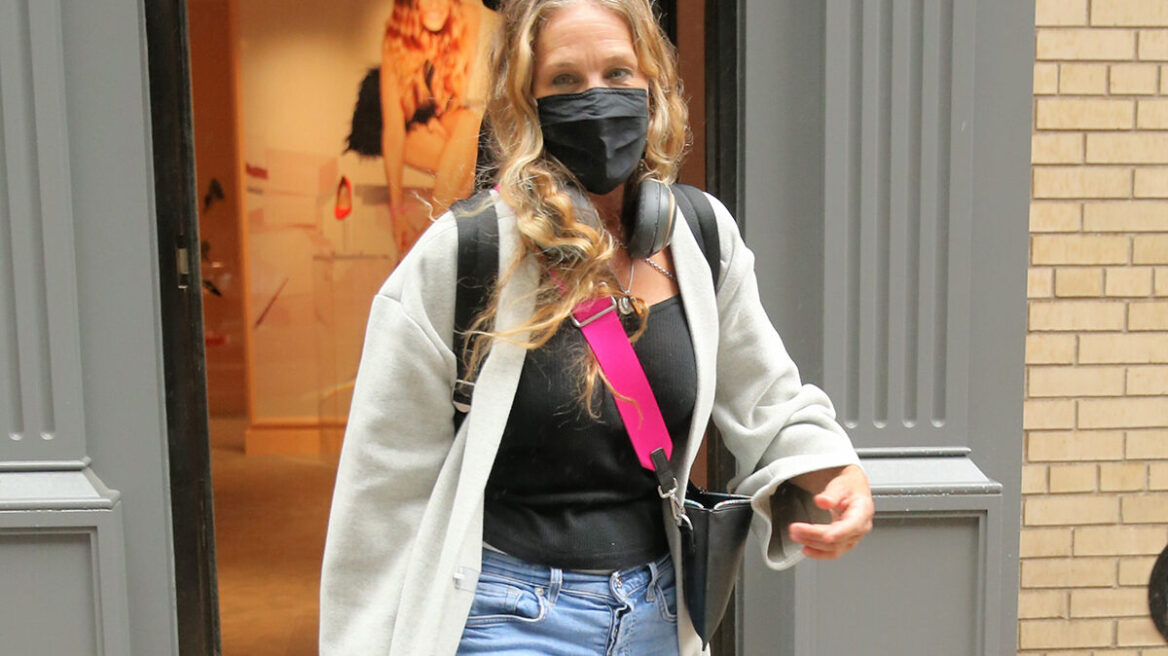 H Sarah Jessica Parker στηρίζει την τάση των babydoll shoes και αυτή τη σεζόν