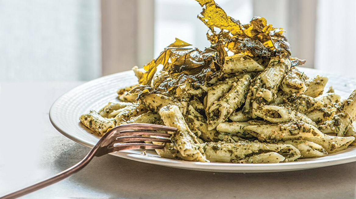 Η συνταγή της ημέρας: Πέννες με πέστο και τσιπς αμπελόφυλλου