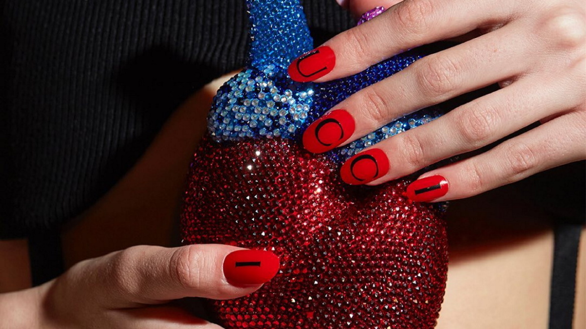 Ο οίκος Gucci φέρνει ξανά στο προσκήνιο το logo nail art