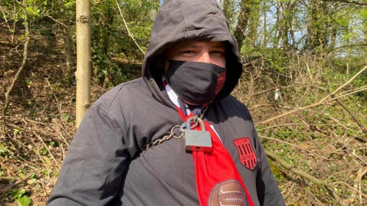 Ρουμανία: Οπαδοί... αλυσοδέθηκαν σε δέντρα για να δουν την ομάδα τους από λόφο! (pics)