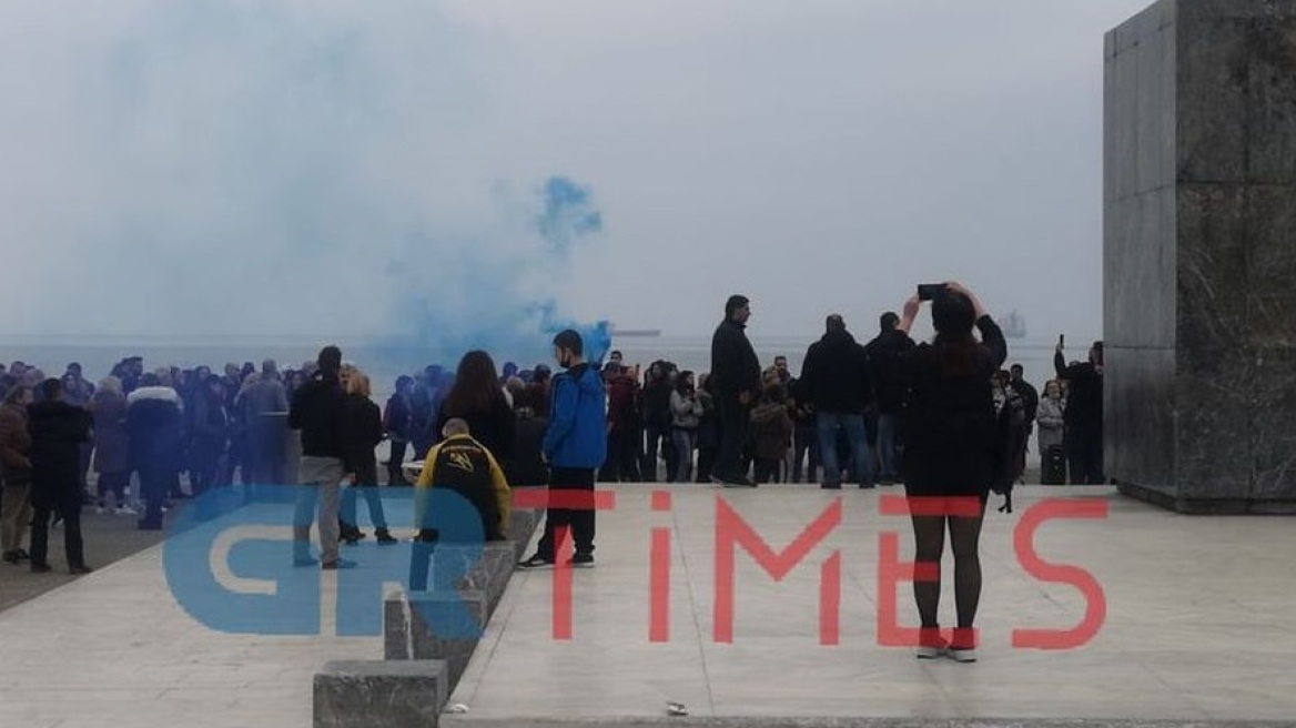 «Ψεκασμένοι» στους δρόμους της Θεσσαλονίκης κατά των self test και των εμβολίων